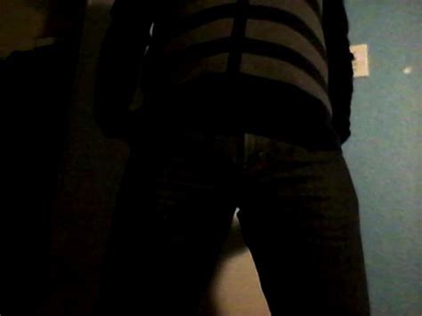 tio casado blanco masturbándose y provocando XVIDEOS