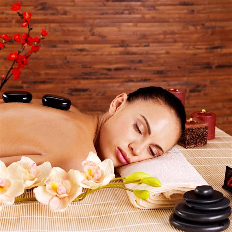 Check Out Some Of The Great Reasons To Schedule A Hot Stone Massage This Winter Beautyebooking