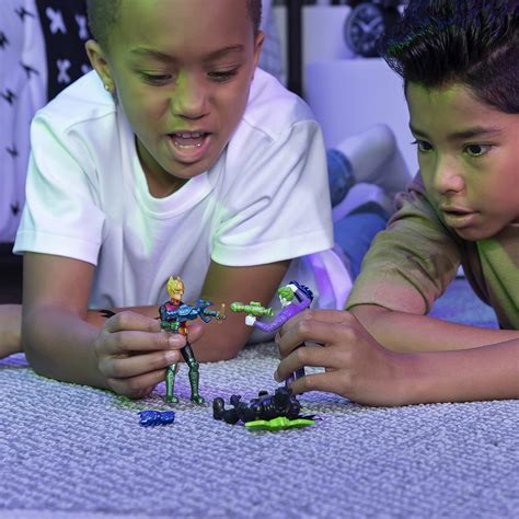 BATMAN, Figura de acción renacimiento de 3.9in con 3 accesorios