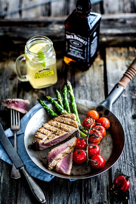 Thunfischsteak mit grünem Spargel Jack Daniel s