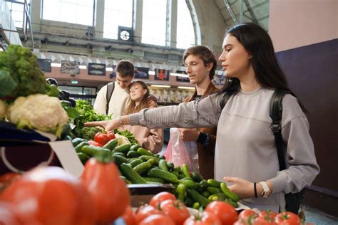 Grupo De Quatro Amigos Comprando Alguns Vegetais No Mercado Foto De