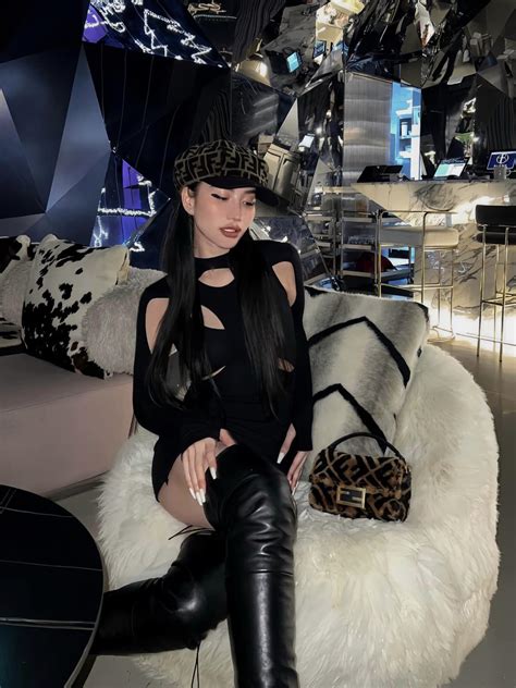 Hot girl ăn chơi số 1 Sài Thành từng dát đồ hiệu kín người sau 20 năm vẫn là tượng đài thời trang