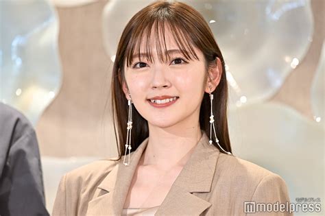 画像4 61 鈴木愛理、美脚際立つミニドレス姿公開「中学生の時以降ほぼやらない」髪型にも注目集まる モデルプレス