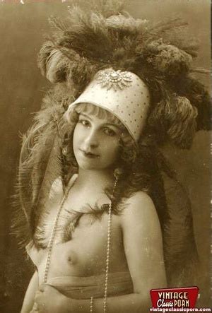 Some Sexy And Naked Vintage Chicks Posing In The Thirtie XXX Dessert