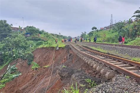 Rel Kereta Api Terancam Longsor Mulai Hari Ini Ka Bogor Sukabumi Tak