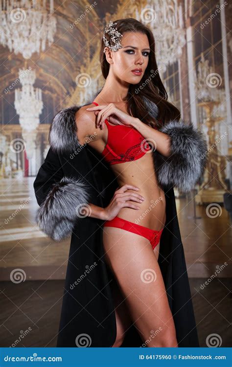 Sensuele Jonge Vrouw Met Perfect Slank Lichaam In Het Rode Lingerie En