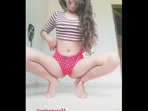 Magrinha rabuda dançando shortinho atolado na bunda XVIDEOS