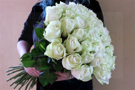 Букет из 51 розы фото в руках - купить с доставкой