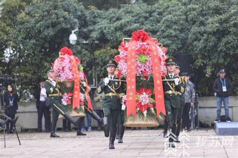 江苏省暨南京市青少年代表凭吊革命先烈活动在雨花台烈士陵园举行