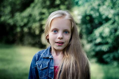 Portrait D Une Belle Petite Fille Blonde Avec De Longs Cheveux Image Stock Image Du Femelle