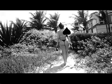 Esposa Exhibicionista En La Playa Con Tanga Caminando El Cuerno Voyer Filmando Todo Xvideos