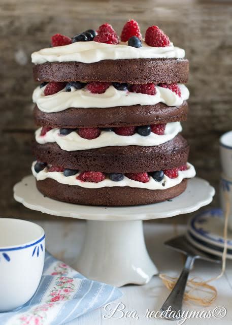 El invitado del mes naked cake de chocolate con frambuesas y arándanos