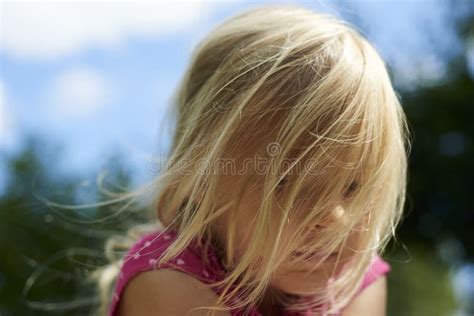 Portrait Fille Blonde Triste D enfant De Petite Dehors Image stock Image du perdu dépression