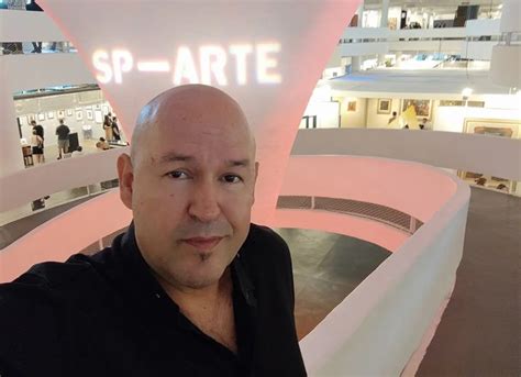 A Man Is Taking A Selfie In Front Of A Sign That Says Sp Arte