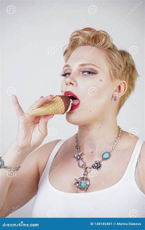 Jolie Fille Blonde Caucasienne De Cheveux Courts Mangeant De La Glace Savoureuse Avec Le C Ne De