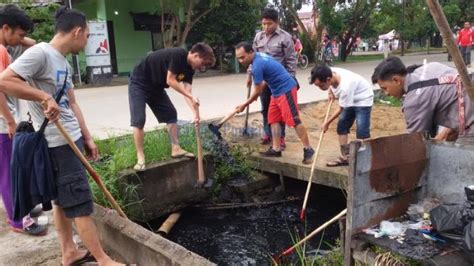 Antisipasi Banjir Warga Gotong Royong Bersihkan Selokan