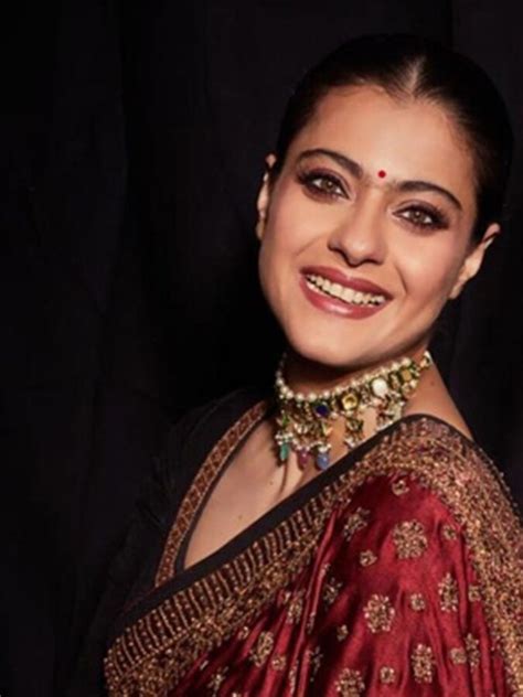 चुलबुली काजोल का ग्लैमरस साड़ी लुक Bollywood Famous Actress Kajol