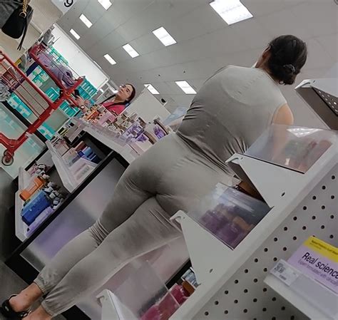 Juicy Milf In Grey Leggings Spandex Leggings Yoga Pants Forum