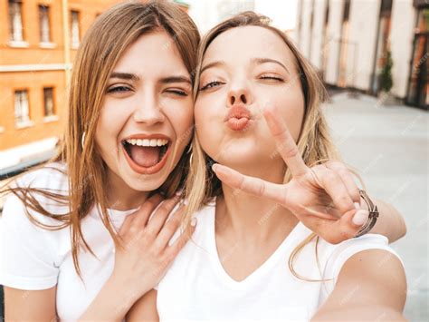 Deux Jeunes Femmes Blondes Hipster Souriantes En Vêtements Dété Filles Prenant Des Photos D