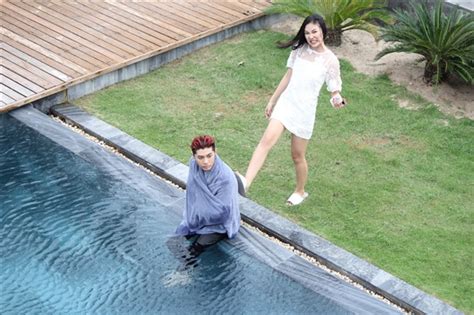 Noo Phước Thịnh bị hot girl xô xuống hồ bơi