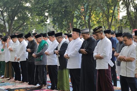 Gubernur Arinal Dan Ibu Riana Shalat Idul Adha 1444 H Di Lapangan