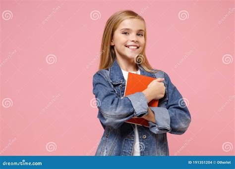Petite Fille Blonde De Sourire D Enfant De Ans Dans L Enveloppe Denim Sur Le Studio Rose