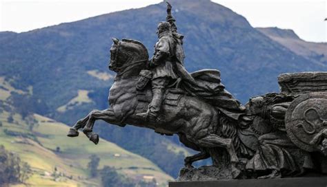 Restauran monumento de Simón Bolívar en icónico parque de Quito