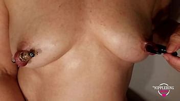 Nippleringlover Milf Cachonda Insertando Objetos Grandes En Piercings De Pez N Estirados