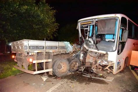 Ônibus e caminhão batem na PR 323 e três pessoas ficam feridas em