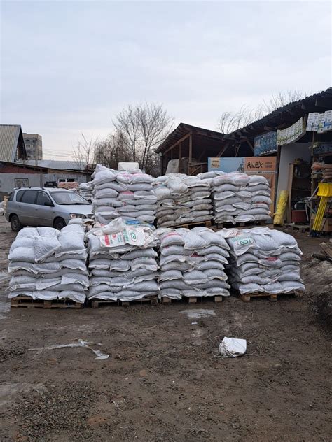 В мешках Щебень. Песок. Отсев. Соль технически. Глина. Керамзит. Цемен ...