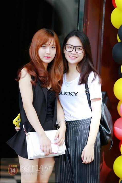 Hot girl M U Tú Linh xinh tươi bên dàn trai xinh gái đẹp Hà thành