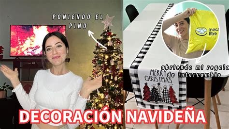 Poniendo El Rbol De Navidad Abriendo Regalo De Intercambio