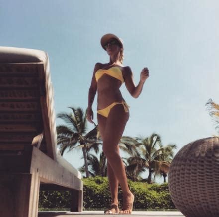 Fernanda Castillo Luce Su Figura En Bikini