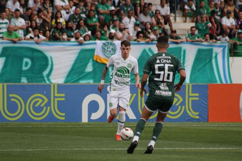 Guarani bate Chapecoense no fim e termina à frente da Ponte Preta na