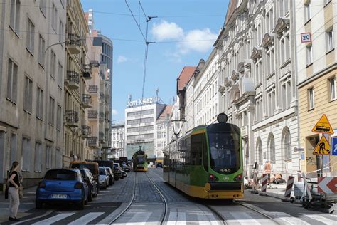 Nieprawidłowo wyłożona kostka na ulicy Mielżyńskiego w Poznaniu