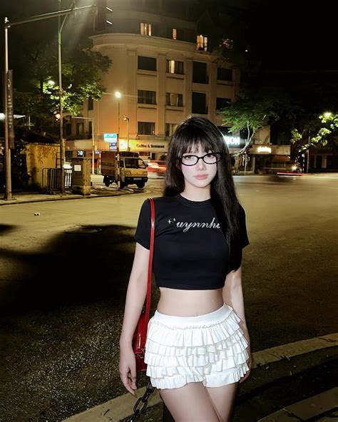 Nh Tiktoker L Uy N Nhi Bikini Khoe Nhan S C Xinh P