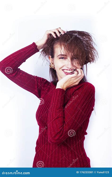 Jovencita Brunette Dama Moda Chica Vestida De Rojo Con El Concepto De Feather Elegante People