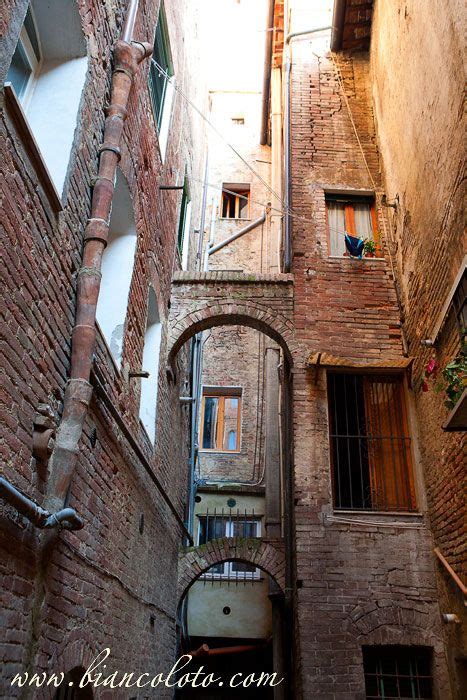 Сиена. Средневековый трубопровод Сиены (на фото слева сверху). | Сиена ...