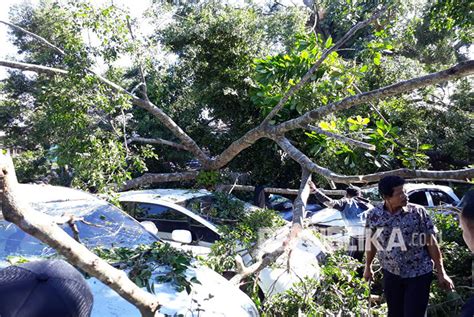 Angin Kencang Terjang Tiga Desa Sukabumi Rumah Warga Rusak Republika