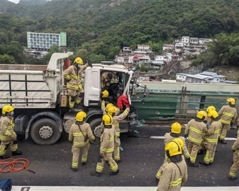 屯門公路泥頭車撼貨車 2司機受傷送院