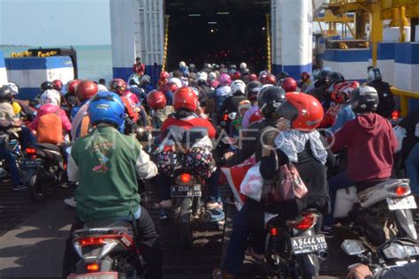 ARUS BALIK PELABUHAN BAKAUHENI ANTARA Foto