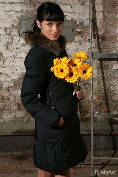 Gorgeous Babe Takes Off Her Black Coat And XXX Dessert Picture