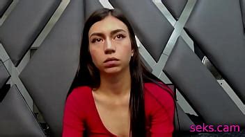 Pequeña dama morena vestida de rojo se abre de piernas en la cámara XVIDEOS