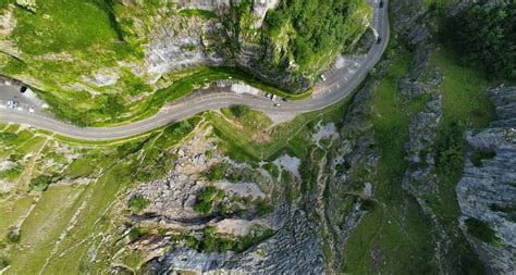 vue aerienne dune route sinueuse dans les montagnes photo image