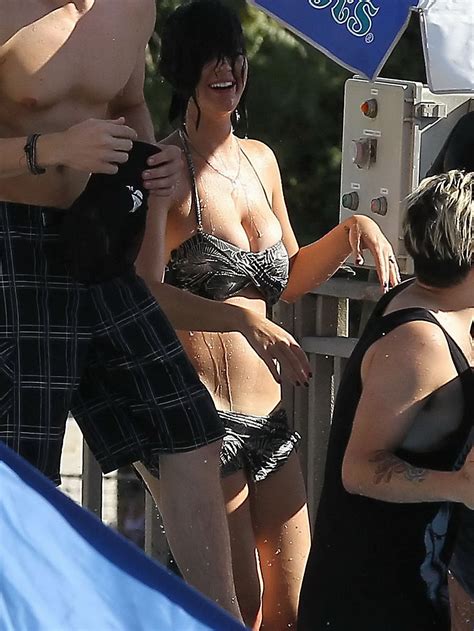 Katy Perry Montre Ses Fesses Nues Suite à La Chute Du Bas De Son Bikini