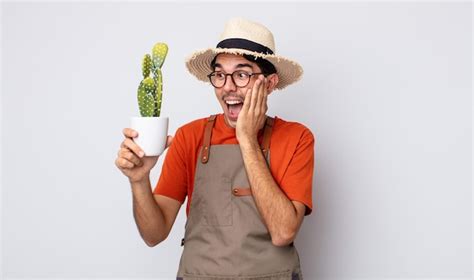 Hombre Hispano Joven Que Se Siente Feliz Emocionado Y Sorprendido