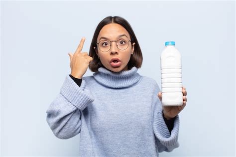 Mujer Latina Joven Que Parece Sorprendida Con La Boca Abierta Conmocionada D Ndose Cuenta De