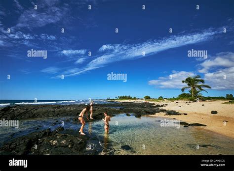 Jeune Femme En Bikini Blanc Banque D Image Et Photos Alamy
