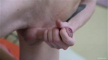 Chico disfruta de tirón de su polla sin cortar XVIDEOS