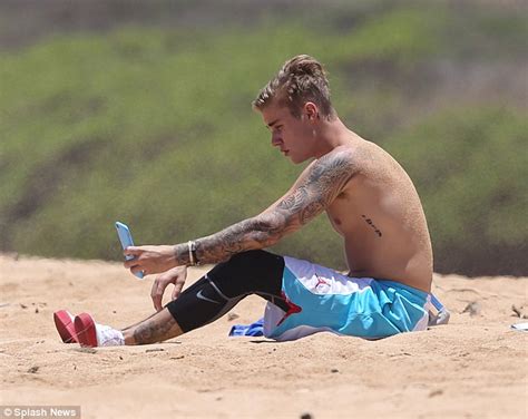 Justin Bieber Takes Selfie As He Relaxes Shirtless On Hawaiian Beach Daily Mail Online